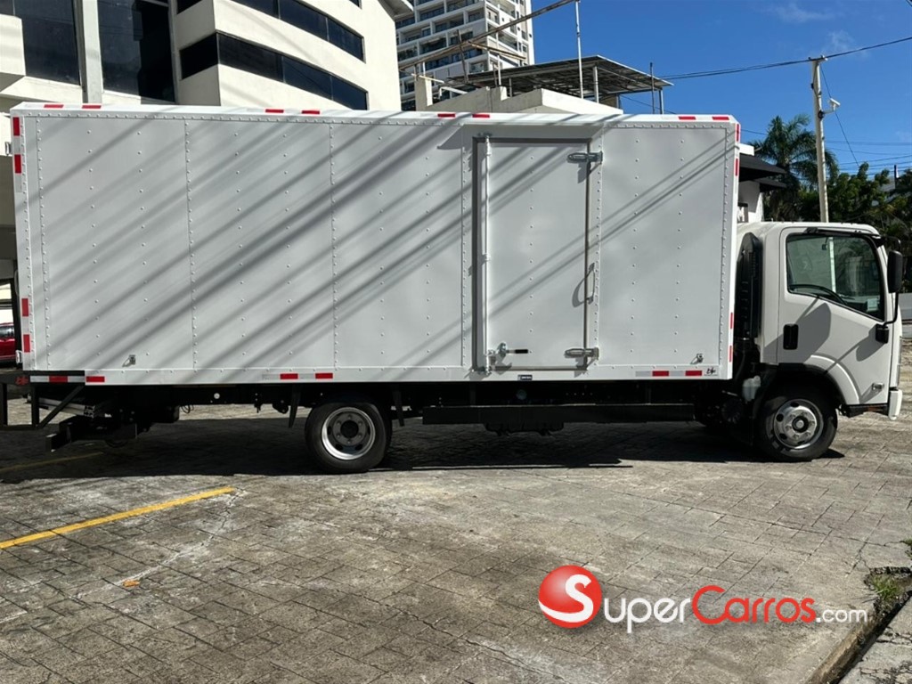 2027 Isuzu NQR 18 Pies — foto 2 / 7