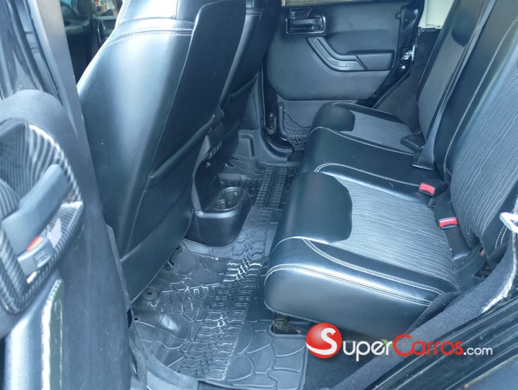 2014 Jeep Wrangler Sahara — foto 8 / 11