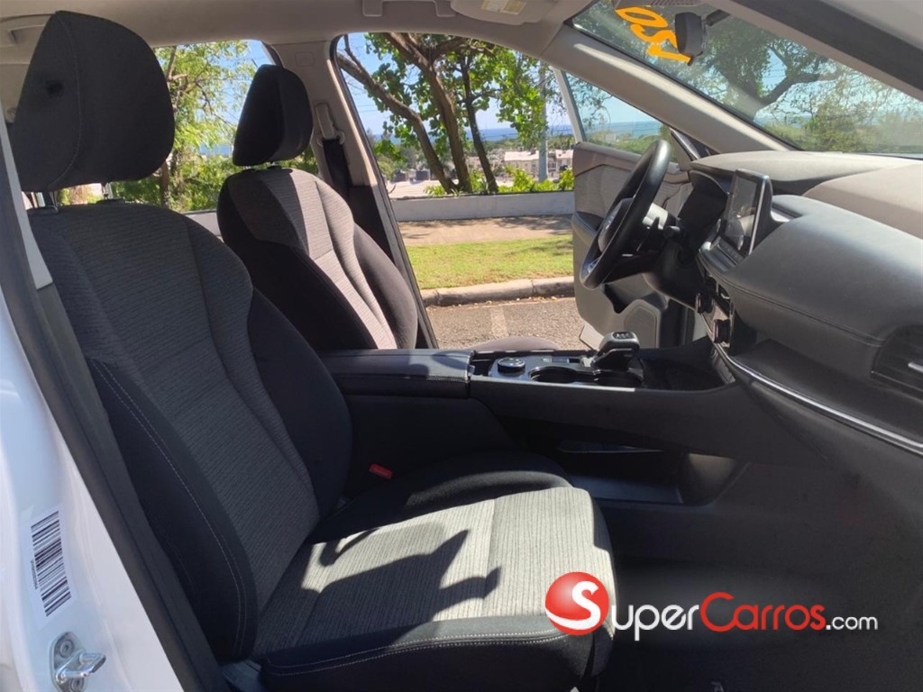 2021 Nissan Rogue SV — foto 9 / 12