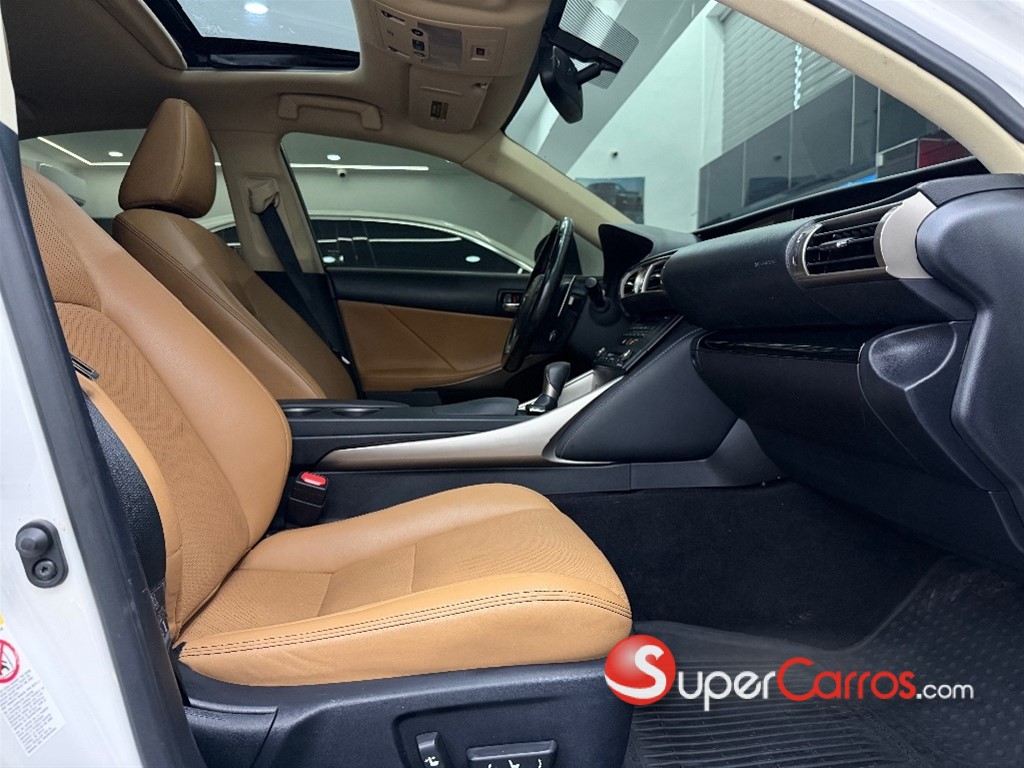 2015 Lexus IS 300 — foto 4 / 9