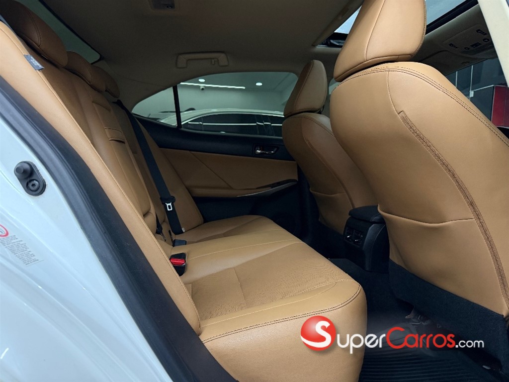 2015 Lexus IS 300 — foto 6 / 9