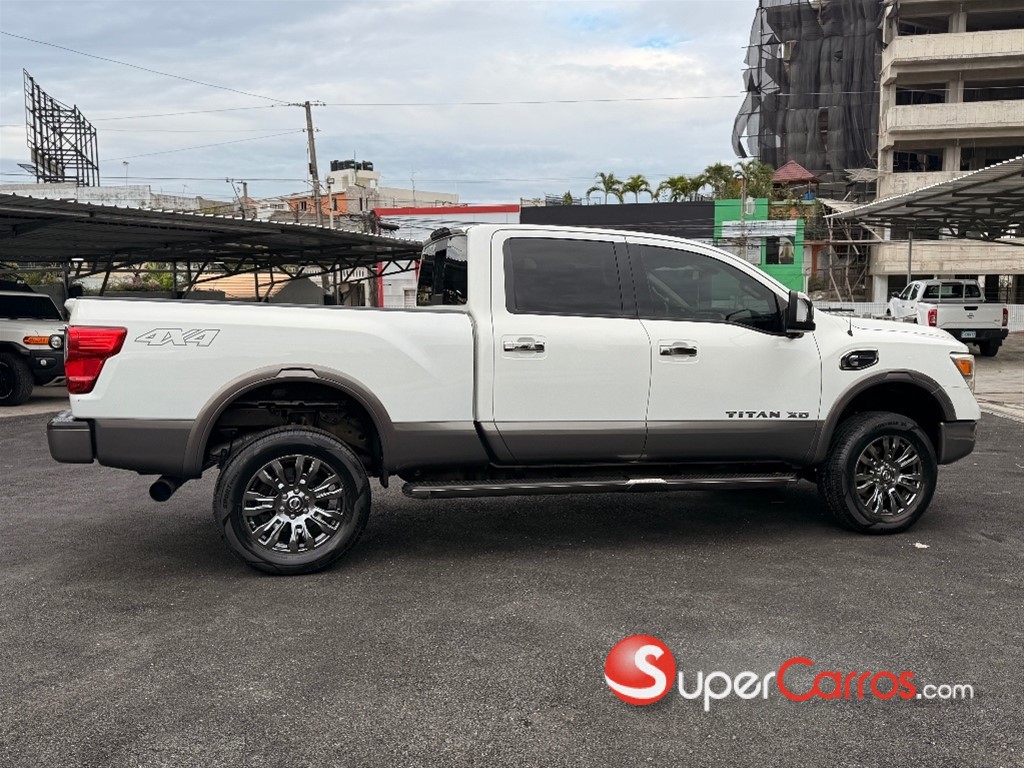 2017 Nissan TITAN XD 4x4 — foto 3 / 12