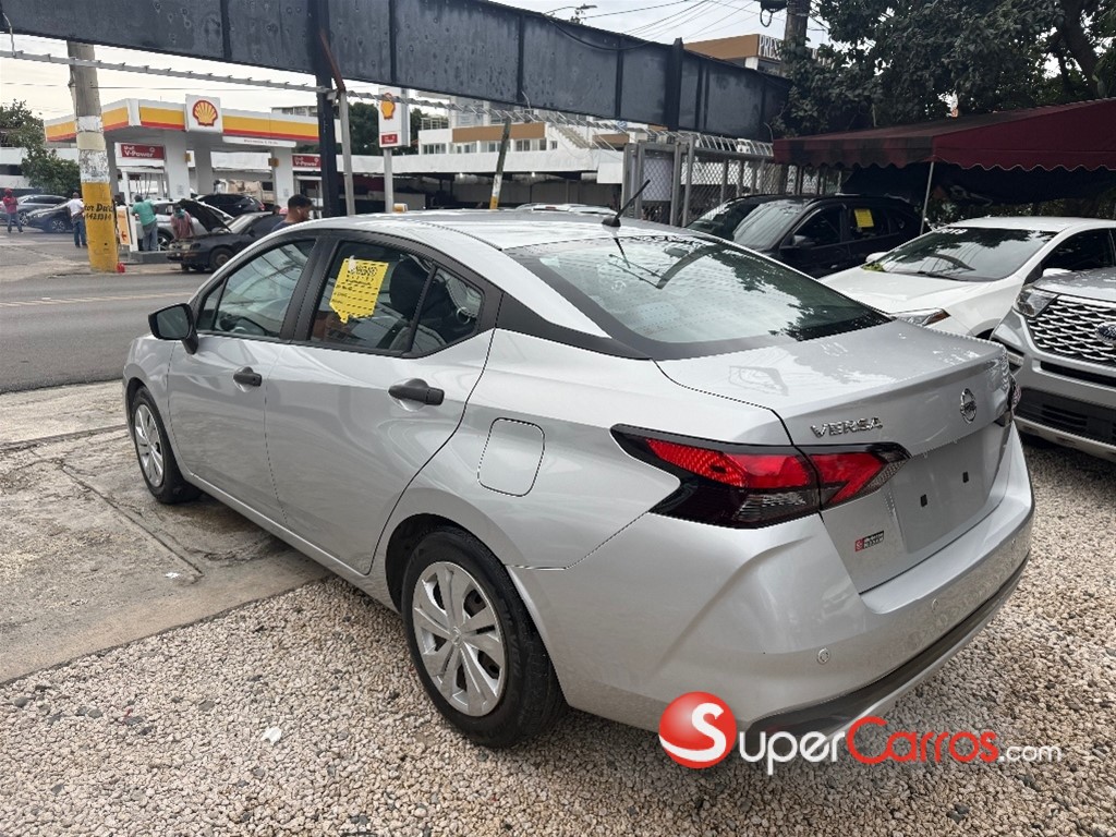2020 Nissan Versa S Plus — foto 8 / 11