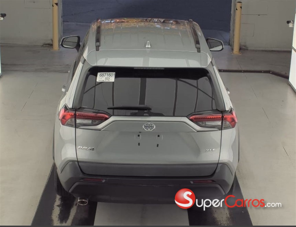 2020 Toyota RAV4 XLE Premium — foto 8 / 11