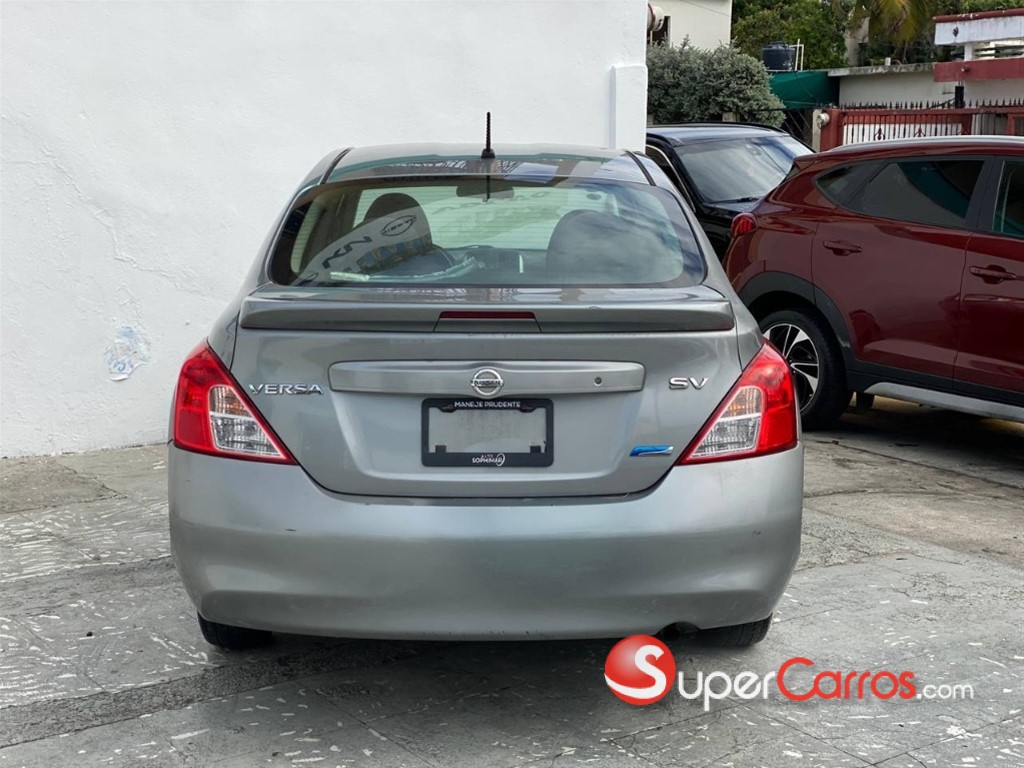 2014 Nissan Versa SV — foto 6 / 12