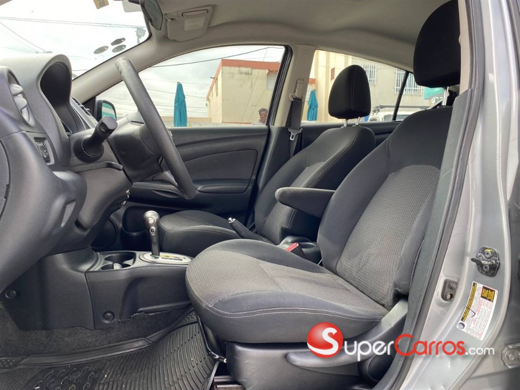 2014 Nissan Versa SV — foto 8 / 12