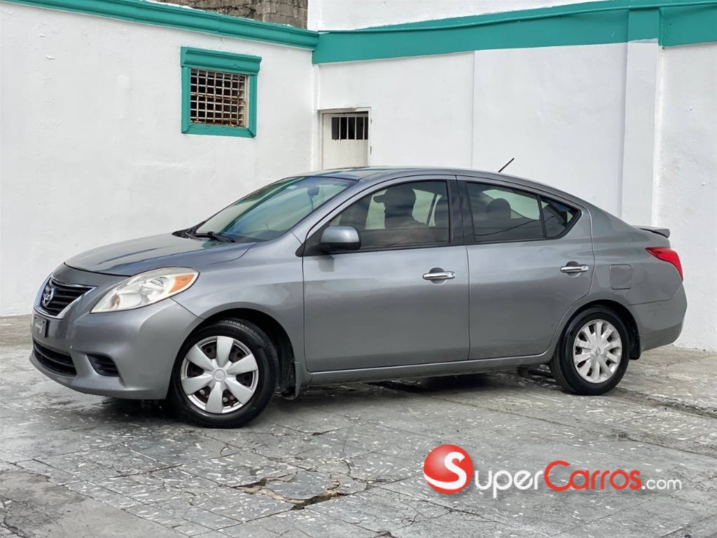 2014 Nissan Versa SV — foto 9 / 12
