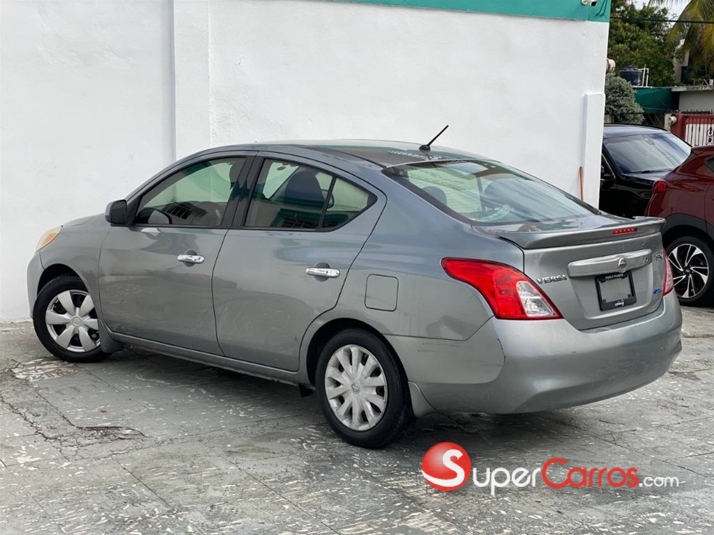 2014 Nissan Versa SV — foto 10 / 12