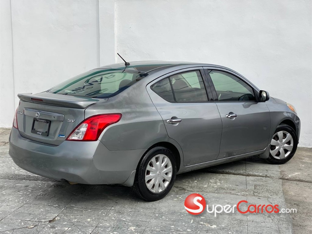 2014 Nissan Versa SV — foto 11 / 12