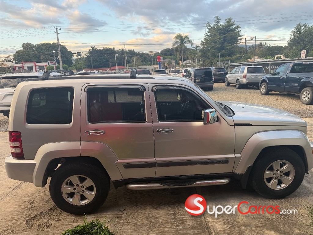 2012 Jeep Liberty Limited 4x4 — foto 2 / 12