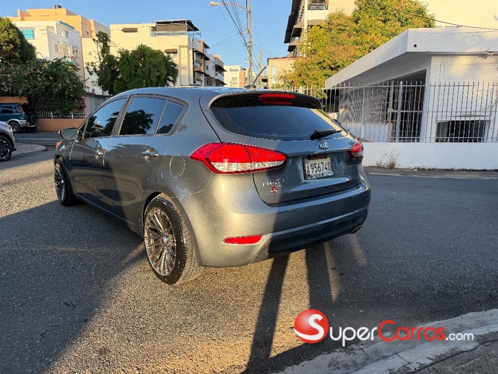 2016 Kia Forte 5 Hatchback — foto 8 / 12