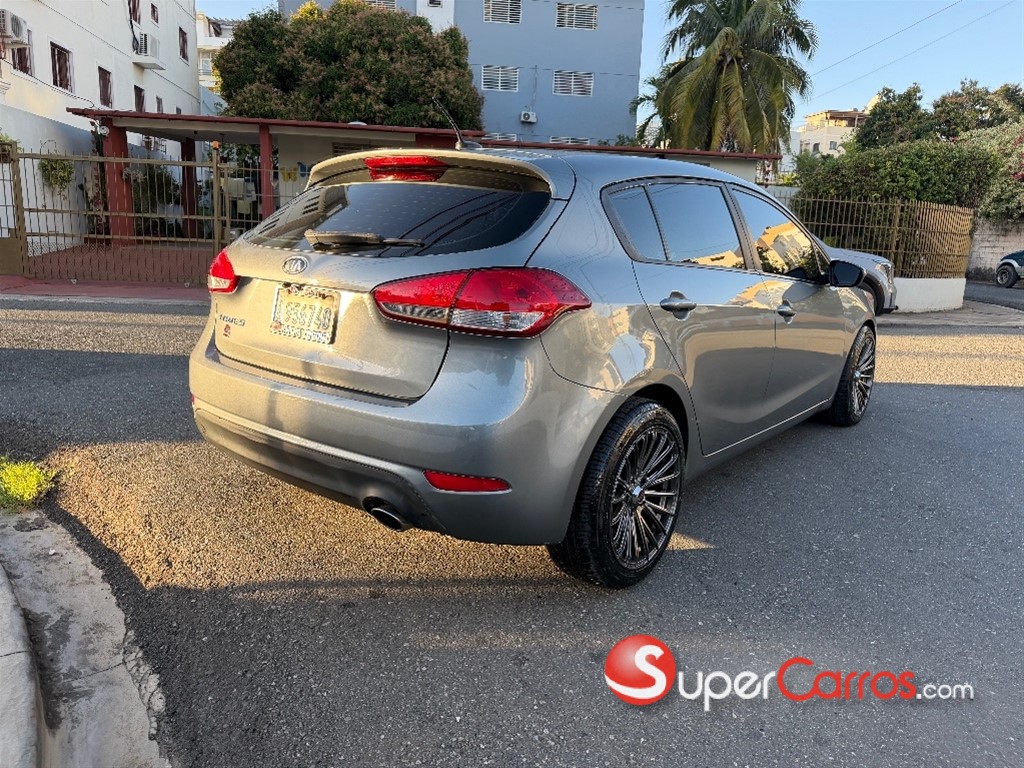 2016 Kia Forte 5 Hatchback — foto 9 / 12