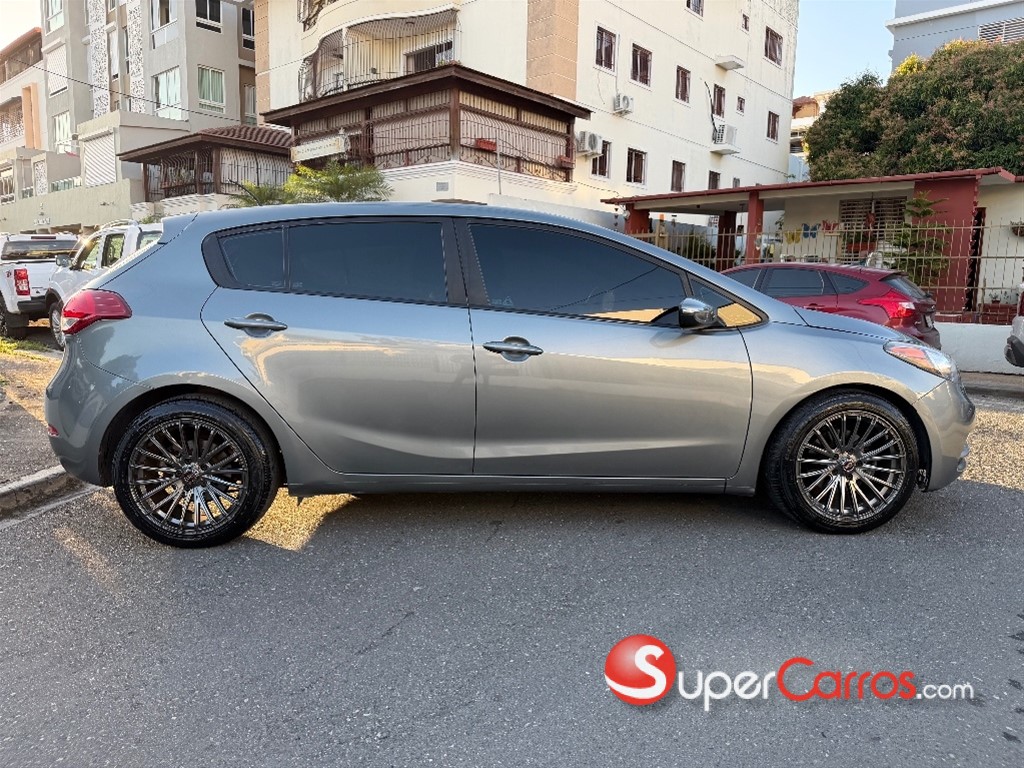 2016 Kia Forte 5 Hatchback — foto 10 / 12