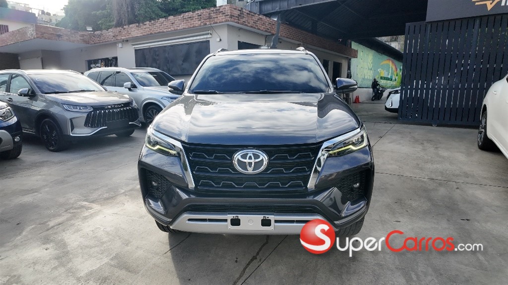 2022 Toyota Fortuner SRV — foto 2 / 12