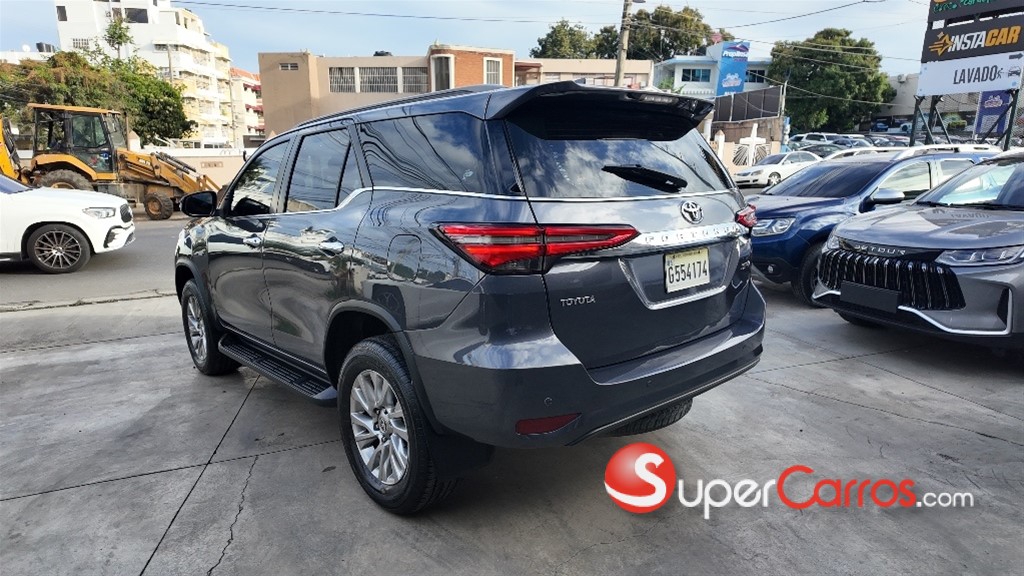 2022 Toyota Fortuner SRV — foto 4 / 12