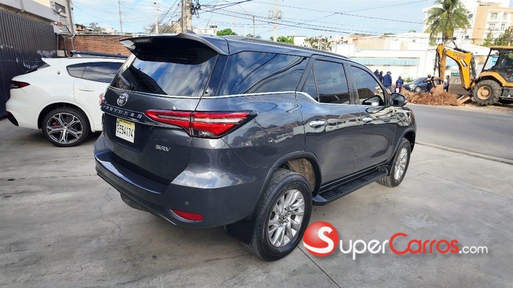 2022 Toyota Fortuner SRV — foto 6 / 12