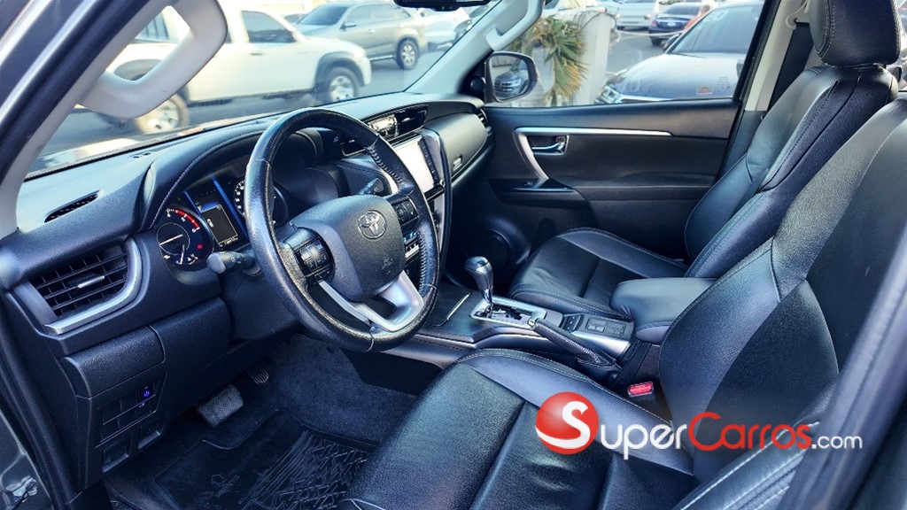 2022 Toyota Fortuner SRV — foto 7 / 12