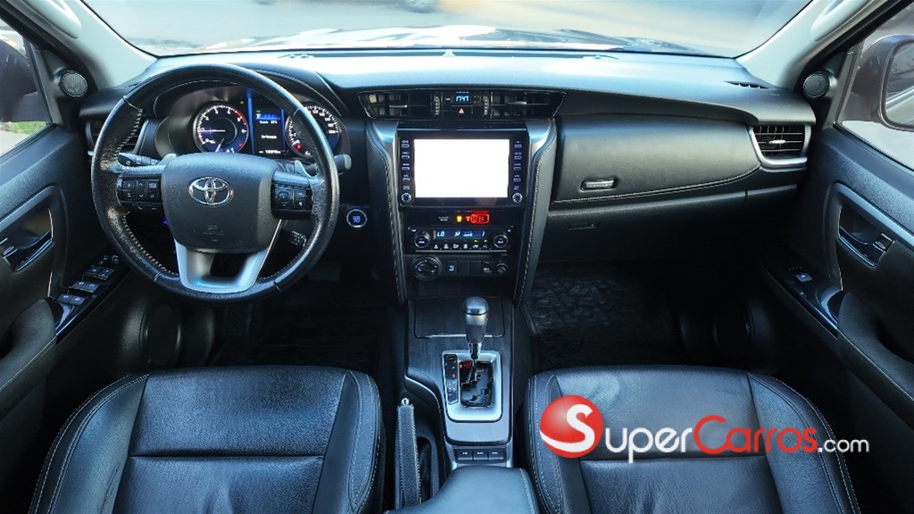 2022 Toyota Fortuner SRV — foto 8 / 12