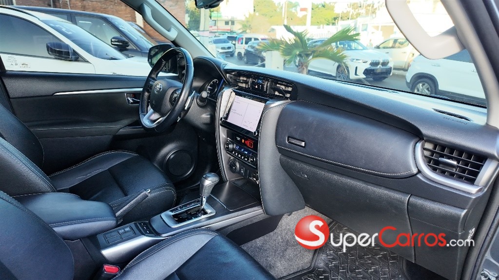 2022 Toyota Fortuner SRV — foto 9 / 12