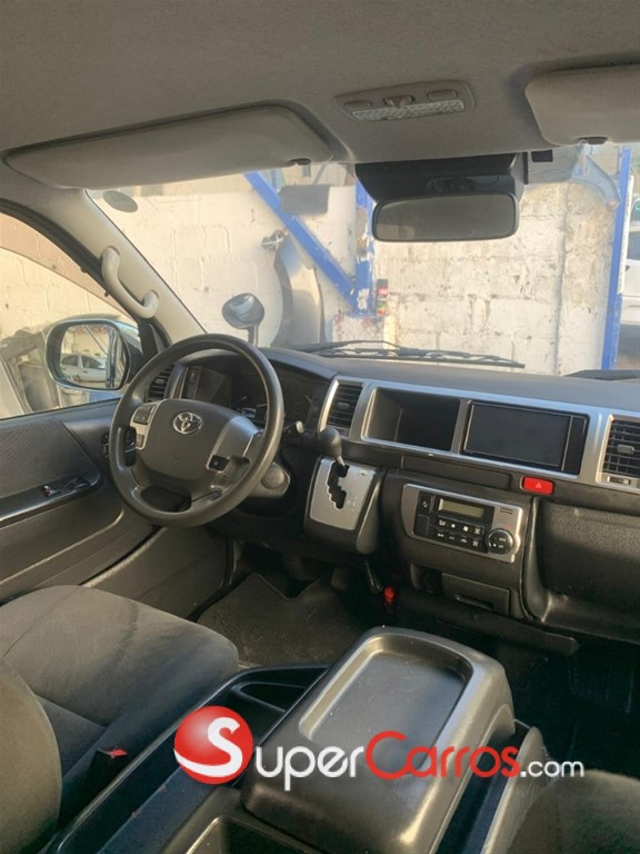 2020 Toyota Hiace GL — foto 6 / 12