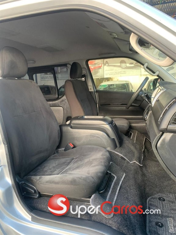 2020 Toyota Hiace GL — foto 7 / 12