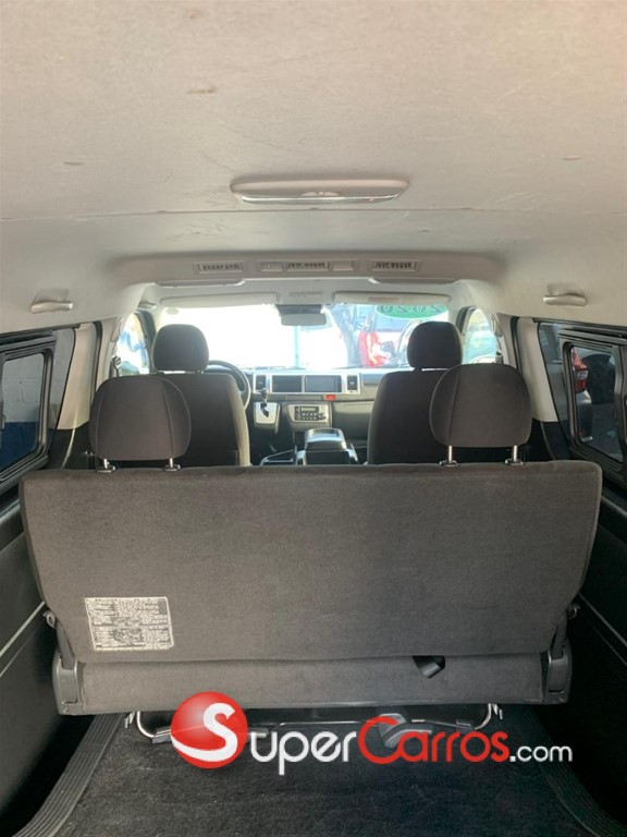 2020 Toyota Hiace GL — foto 8 / 12