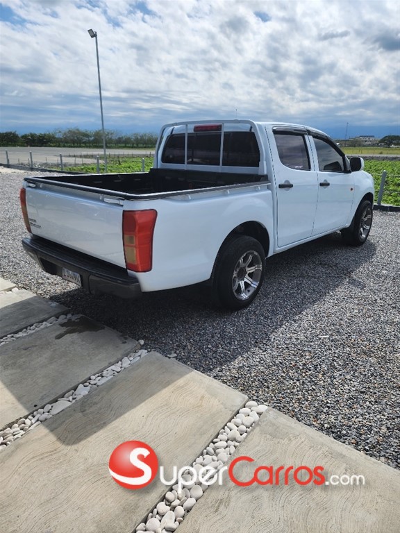 2017 Isuzu DMAX LS — foto 8 / 12