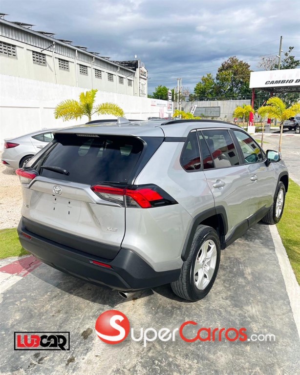 2021 Toyota RAV4 XLE — foto 4 / 9