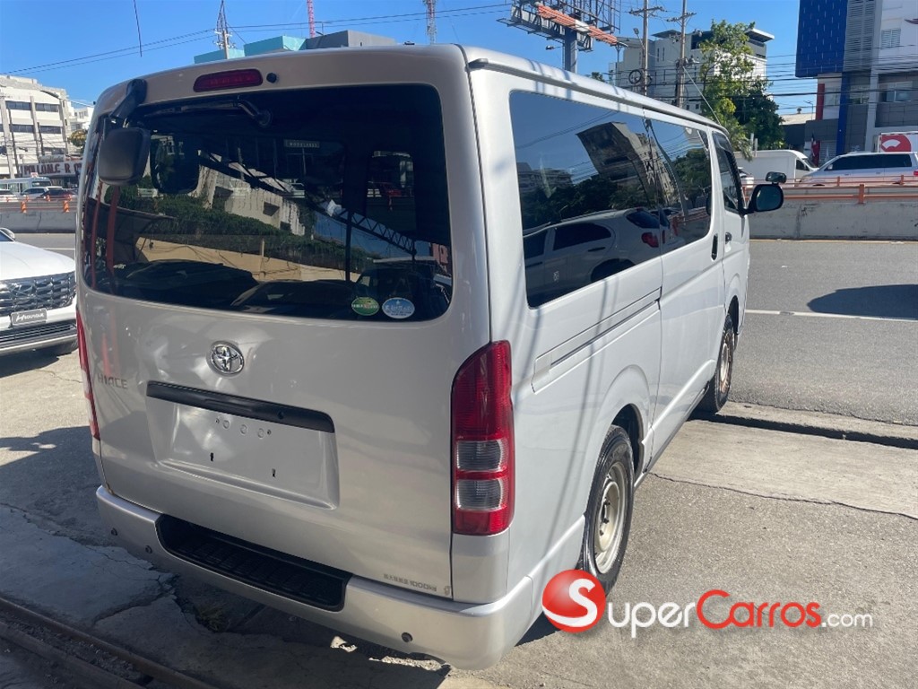 2020 Toyota Hiace — foto 2 / 11