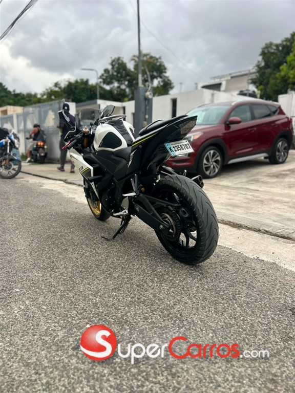 2017 YAMAHA R3 — foto 5 / 12