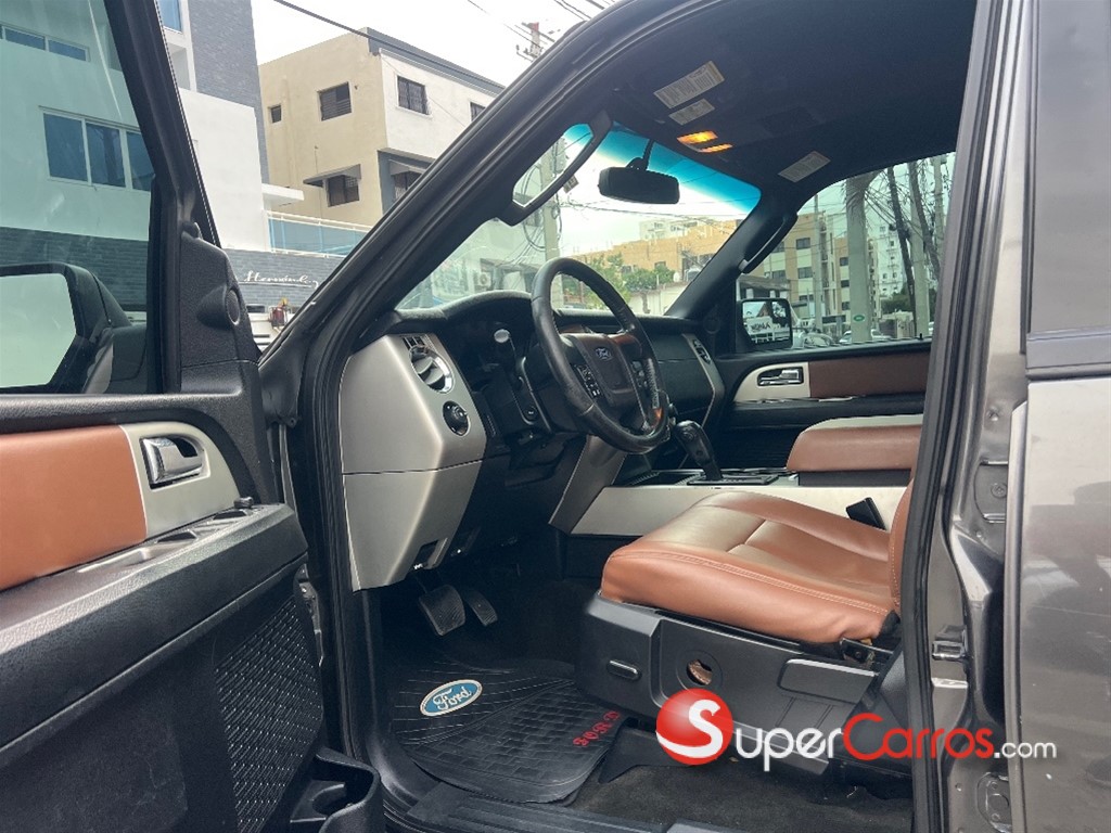2017 Ford Expedition XLT — foto 8 / 12