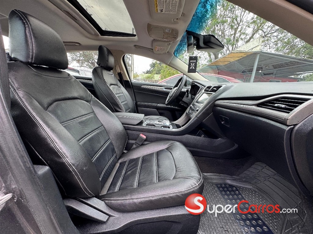2020 Ford Fusion SE — foto 8 / 12