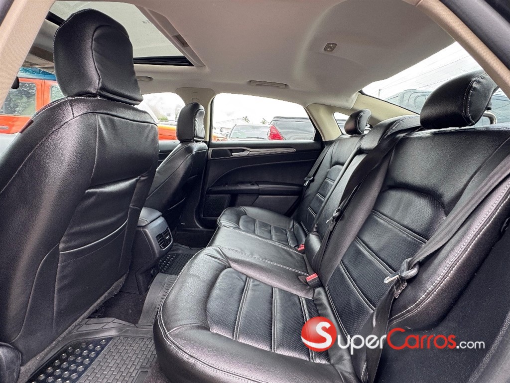2020 Ford Fusion SE — foto 9 / 12