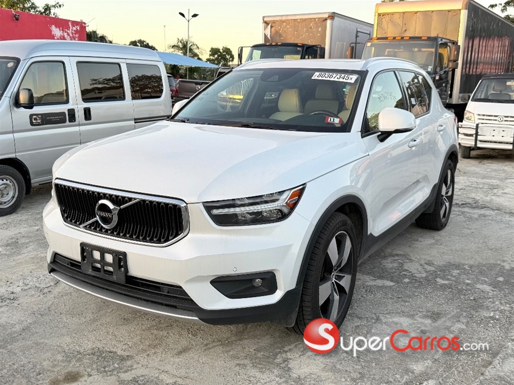 2021 Volvo XC40 Momentum — foto 2 / 9