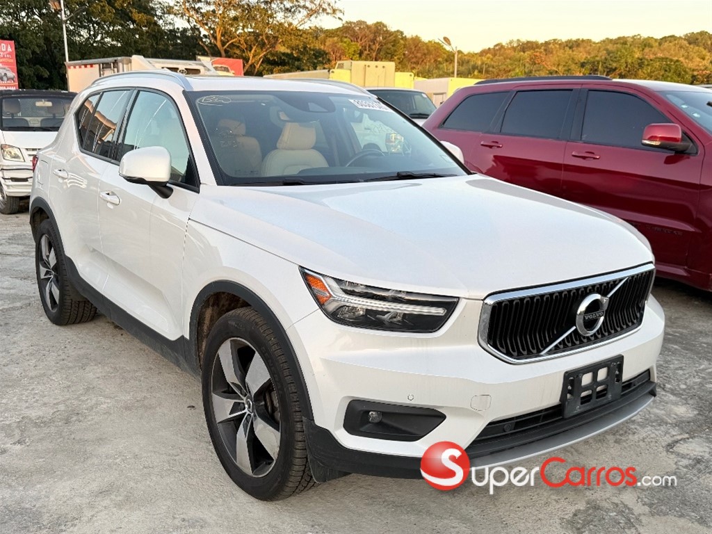 2021 Volvo XC40 Momentum — foto 3 / 9