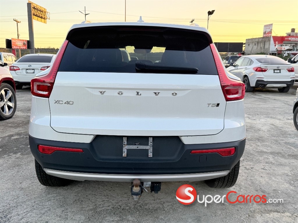 2021 Volvo XC40 Momentum — foto 4 / 9