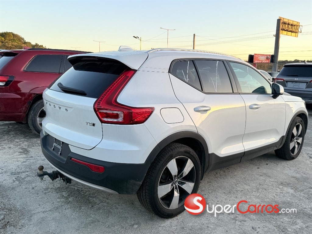 2021 Volvo XC40 Momentum — foto 5 / 9