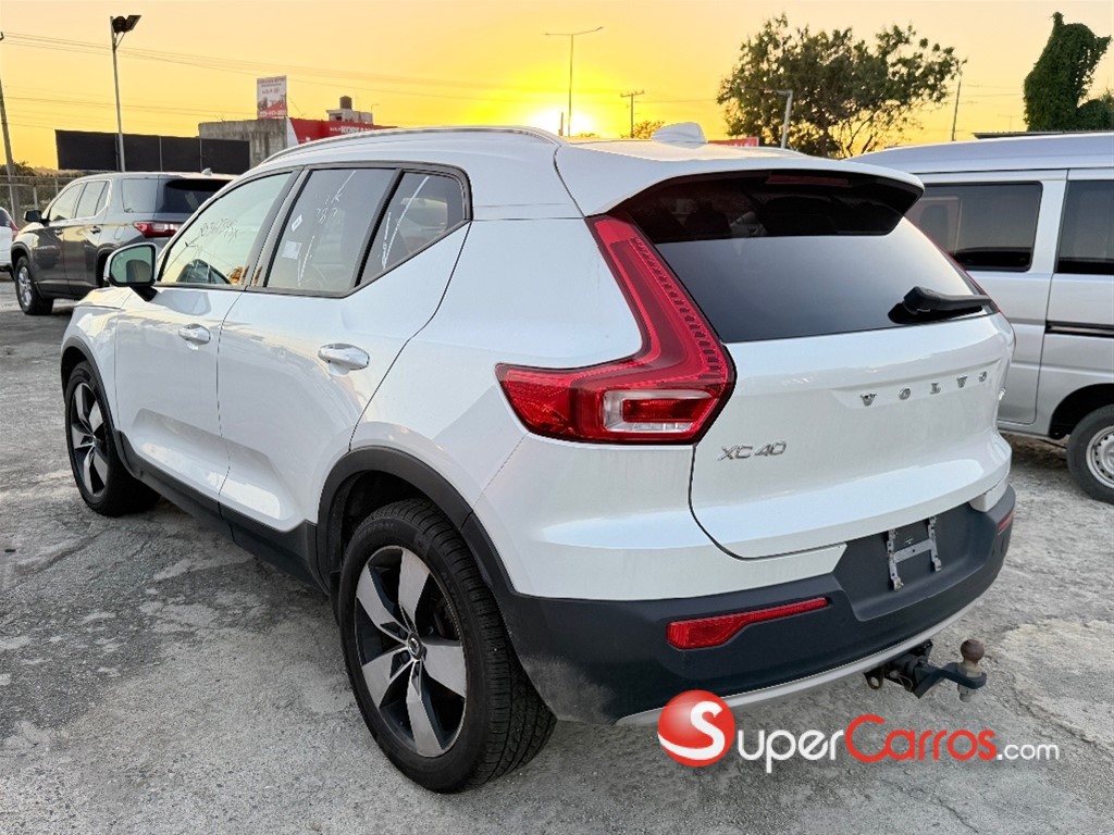 2021 Volvo XC40 Momentum — foto 6 / 9