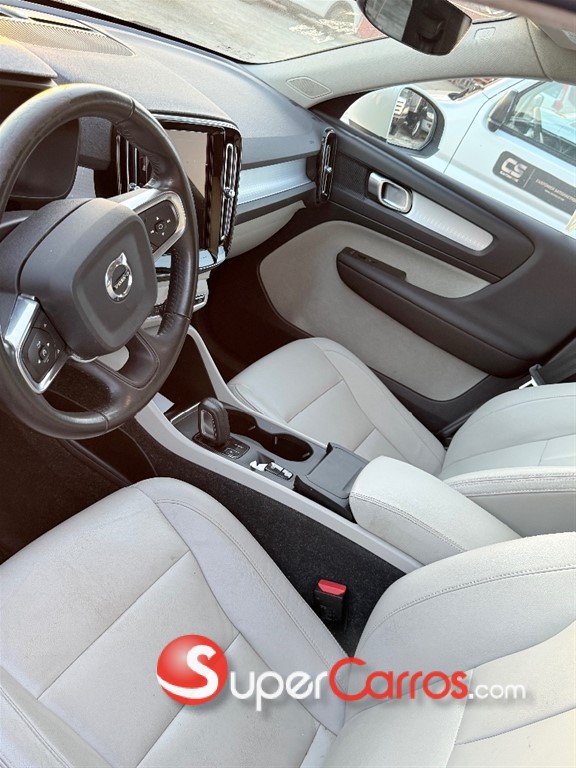 2021 Volvo XC40 Momentum — foto 7 / 9