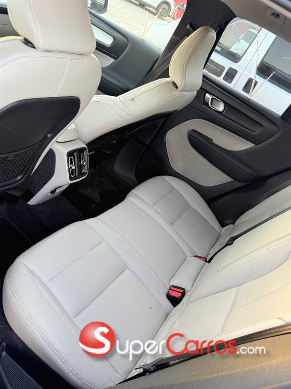 2021 Volvo XC40 Momentum — foto 8 / 9