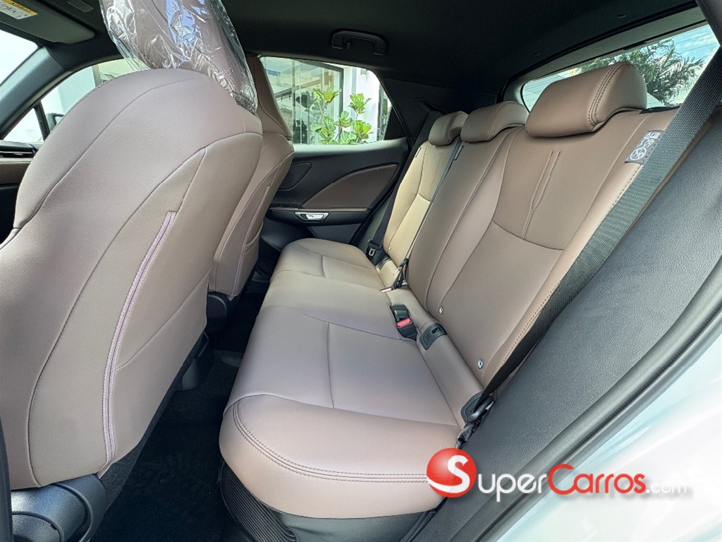 2026 Lexus LBX Elegant Semi Full — foto 7 / 10