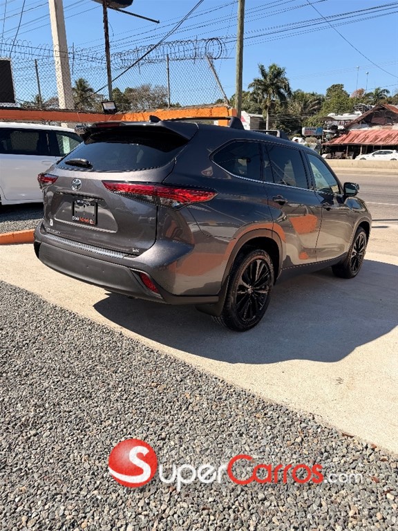 2022 Toyota Highlander LE Plus — foto 6 / 12