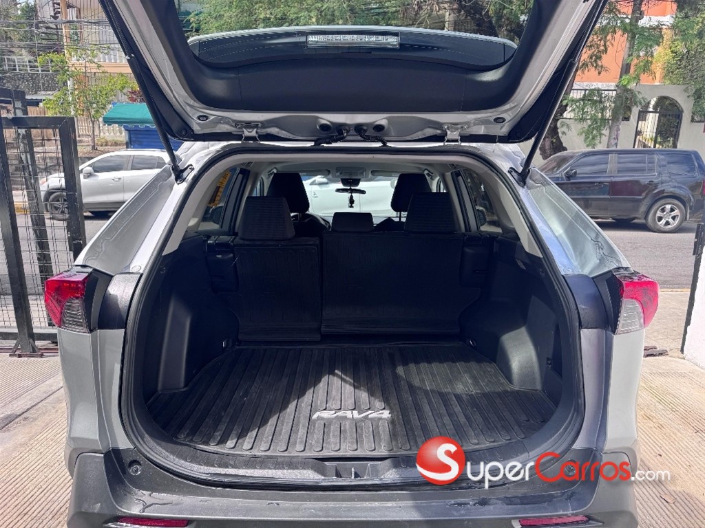 2020 Toyota RAV4 LE — foto 8 / 12