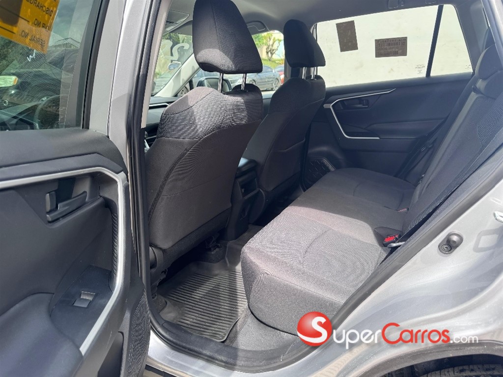 2020 Toyota RAV4 LE — foto 11 / 12
