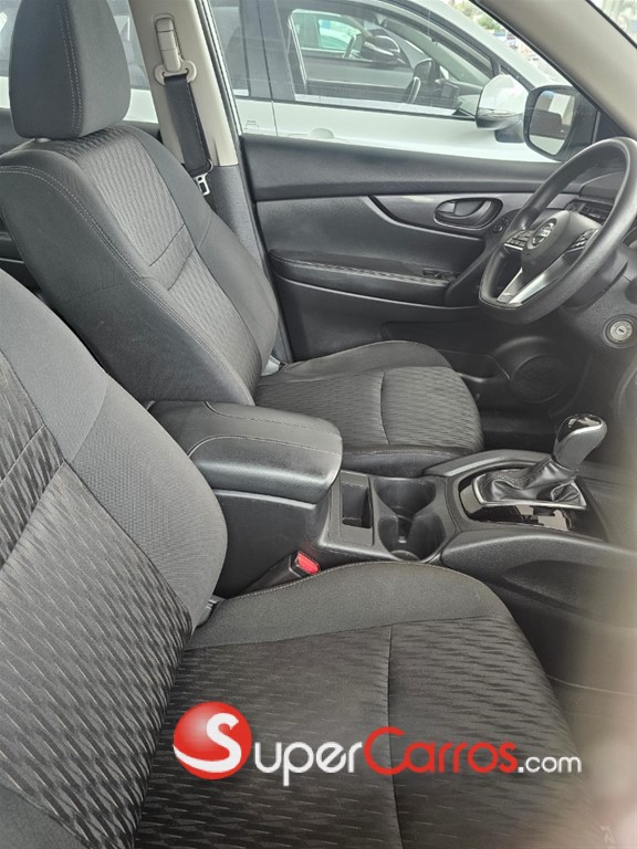 2020 Nissan Rogue SV — foto 4 / 6