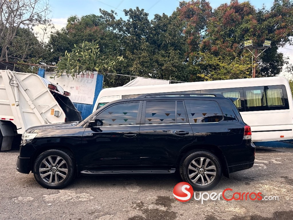 2017 Toyota Land Cruiser VXR — foto 3 / 12