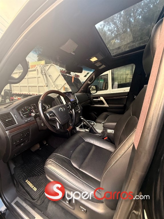 2017 Toyota Land Cruiser VXR — foto 10 / 12