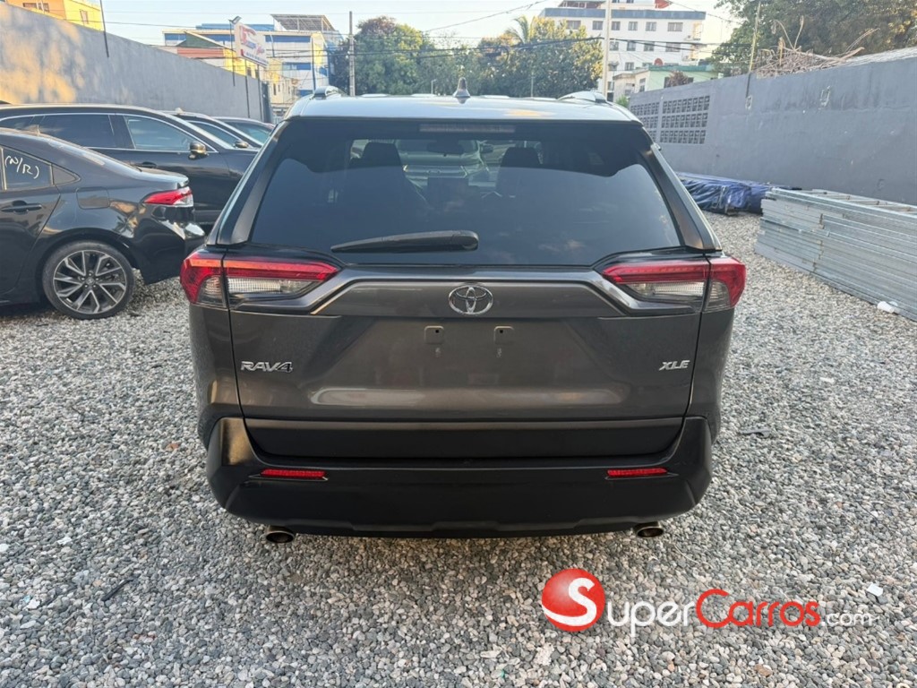 2020 Toyota RAV4 XLE — foto 5 / 10