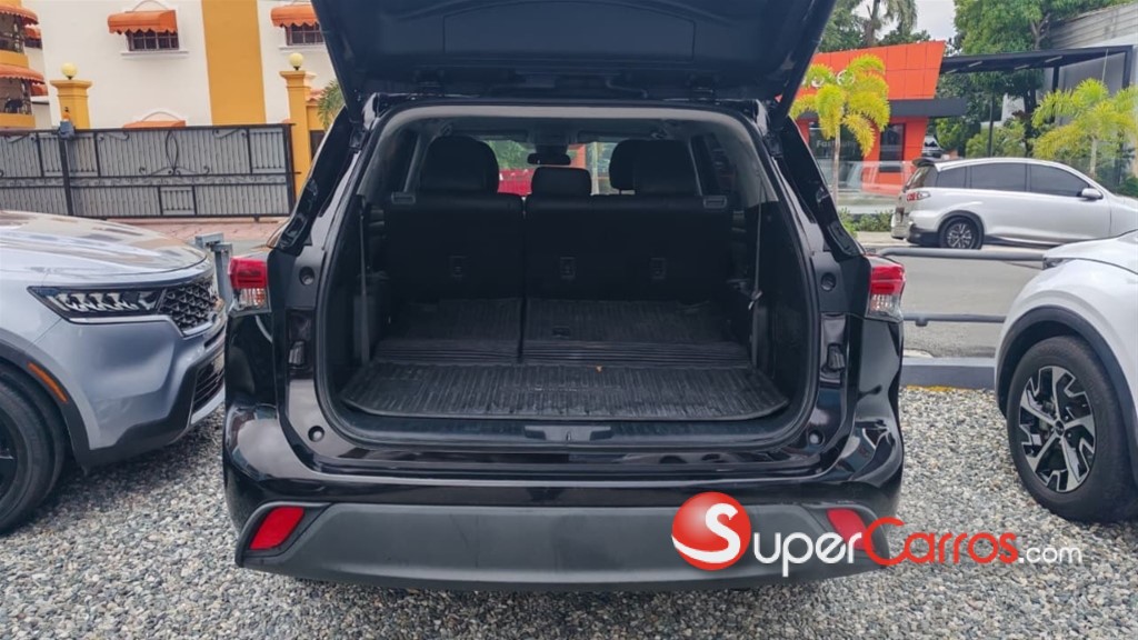 2021 Toyota Highlander LE — foto 2 / 9
