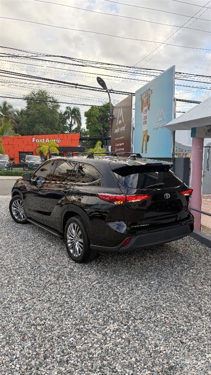 2021 Toyota Highlander LE — foto 8 / 9